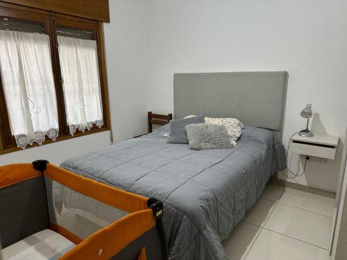 1 dormitorio con 1 cama en una habitación con ventana en Casa Q. en Córdoba
