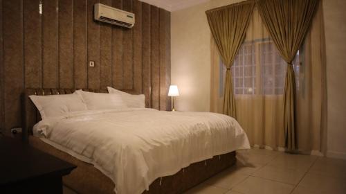 Un dormitorio con una cama grande y una ventana en منتجع ديم الهدا, en Al Hada