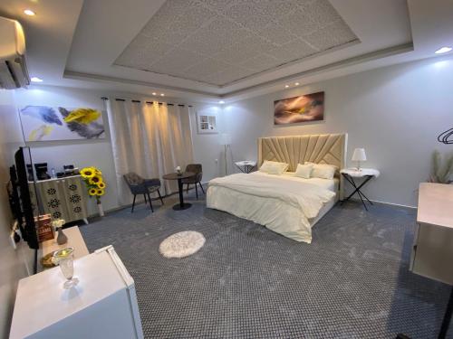 a bedroom with a bed and a table and chairs at غرفه مستقله بدورة مياه حي طويق in Riyadh