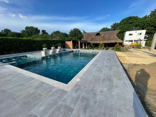 a swimming pool in a yard with a house at CASA FINCA CERCANA A CTG in Turbaco