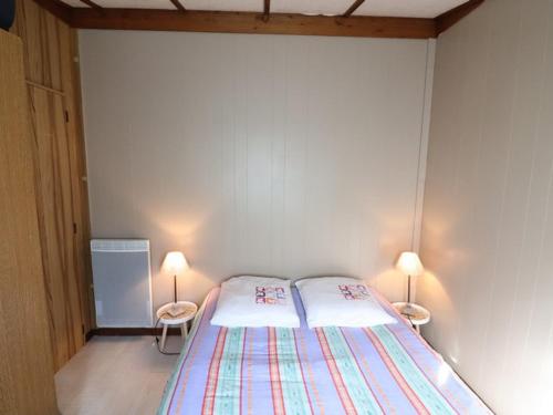 - une chambre avec un lit et 2 lampes dans l'établissement Gîte Arpajon-sur-Cère, 3 pièces, 4 personnes - FR-1-742-21, à Arpajon-sur-Cère