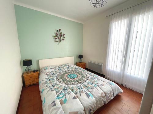 une chambre avec un lit avec une couette dessus dans l'établissement Maison rénovée 3 ch. proche mer, animaux admis, terrasse et parking - FR-1-231-290, à Bretignolles-sur-Mer