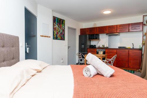 - une chambre avec un lit et 2 serviettes dans l'établissement Heireva Cosy & Modern Studio Perfect for Explorers and Business Travelers, à Papeete