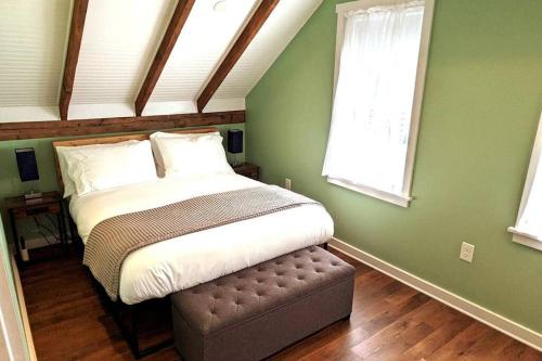 - une chambre avec des murs verts, un lit et une fenêtre dans l'établissement Walkable Elmwood Cottage, No Chores 4Bath 4BR 4Car, à Buffalo