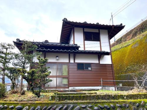 高千穂町にあるゲストハウスいわとの黄壁の家
