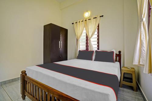 Ένα ή περισσότερα κρεβάτια σε δωμάτιο στο OYO Thyparambil Arcade