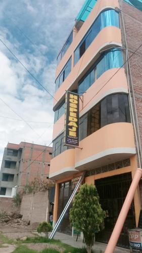 um edifício com um sinal na lateral em Hospedaje PARAISO em Ayacucho