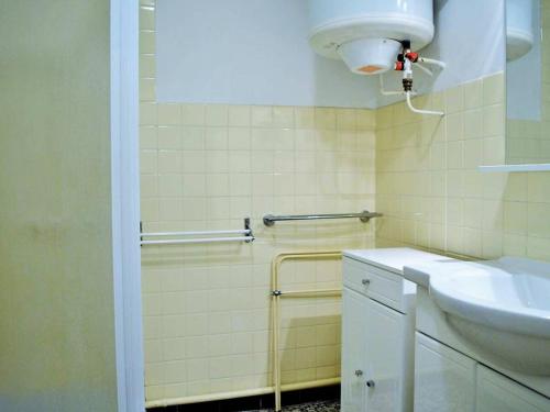 une salle de bain avec un lavabo et des toilettes dans l'établissement Appartement avec Piscine, Tennis et Parking au Lavandou - 2 Pièces, 4 Couchages - FR-1-251-24, au Lavandou