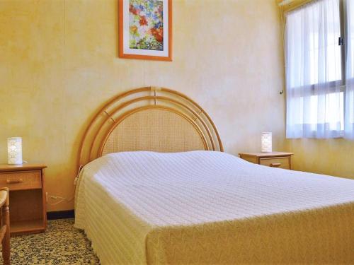 une chambre avec un grand lit et une fenêtre dans l'établissement Appartement avec Piscine, Tennis et Parking au Lavandou - 2 Pièces, 4 Couchages - FR-1-251-24, au Lavandou