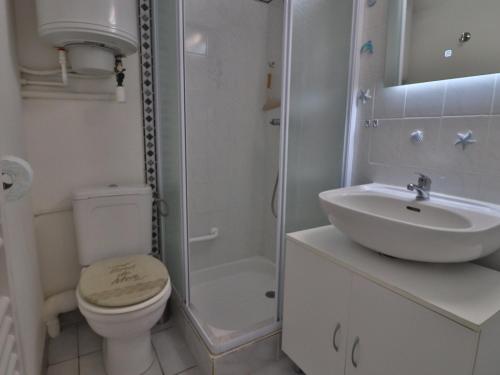 une salle de bain avec toilettes, lavabo et douche dans l'établissement Studio à Sète pour 4 pers avec parking et vue mer - FR-1-472-193, à Sète