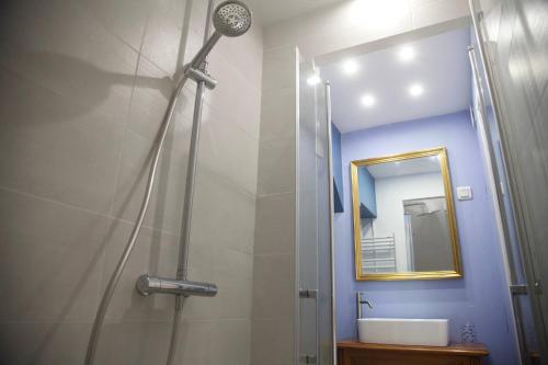 Bathroom sa House With Courtyard 15min Walk From Lake Salagou