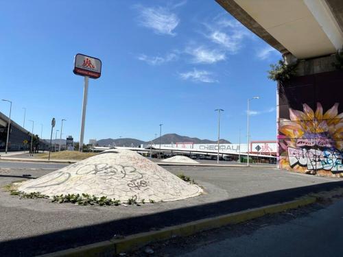 een berg cement aan de kant van een weg bij Casa con todos los servicios in Concepción del Valle