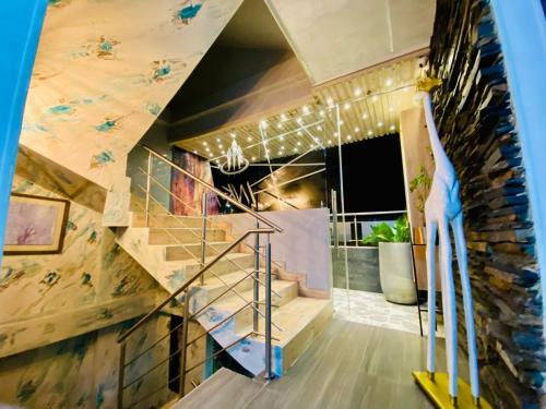 INKA HOTEL في كوكوتا: درج حلزوني في غرفة بجدار خشبي