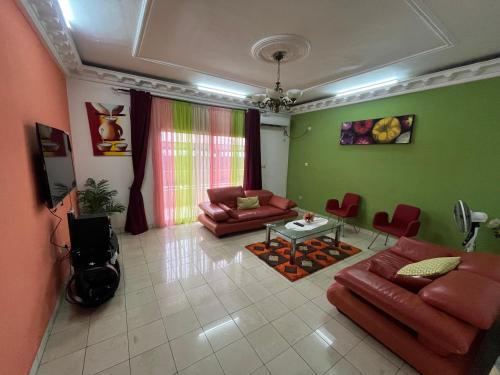 Uma área de estar em Appartement élégant et spacieux près de la Résidence de Samuel Eto'o
