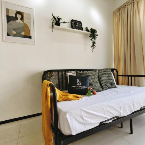 a room with a bed in a room at New 2BR or 3BR Homey Getaway stay 7 to 10 pax at Urban Suites, Georgetown by URBAN STAYCATION LOD in Jelutong
