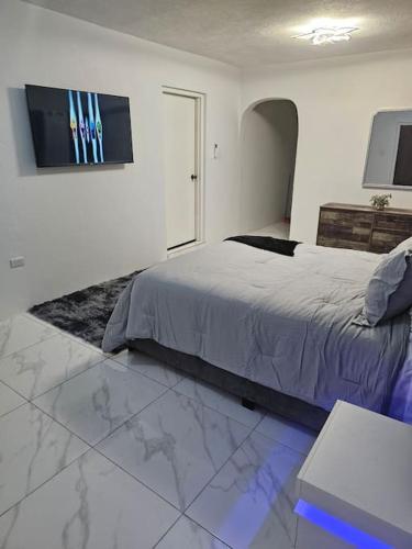 Skywin Airbnb - 1 Bedroom Apt&Sofa Bed - HWT, KGN房間的床