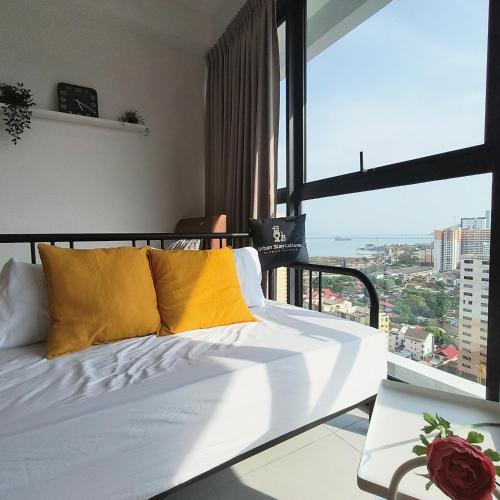 Katil atau katil-katil dalam bilik di New 2BR OR 3BR Serenity Homestay at Urban Suite by URBAN STAYCATIONS LOD