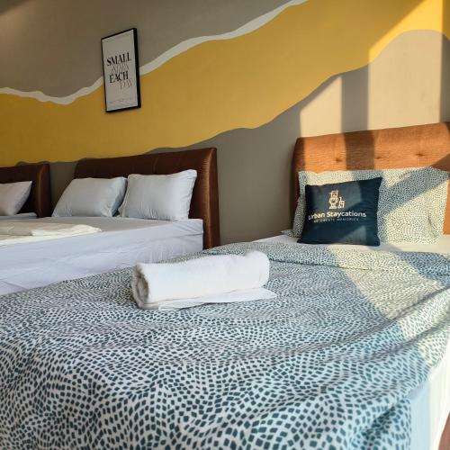 Katil atau katil-katil dalam bilik di New 2BR OR 3BR Serenity Homestay at Urban Suite by URBAN STAYCATIONS LOD