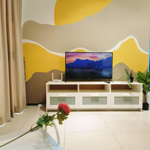 Televisyen dan/atau pusat hiburan di New 2BR OR 3BR Serenity Homestay at Urban Suite by URBAN STAYCATIONS LOD