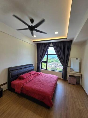 um quarto com uma cama vermelha e uma ventoinha de tecto em Stay @ 71 Oasis Condominium Ipoh em Ipoh