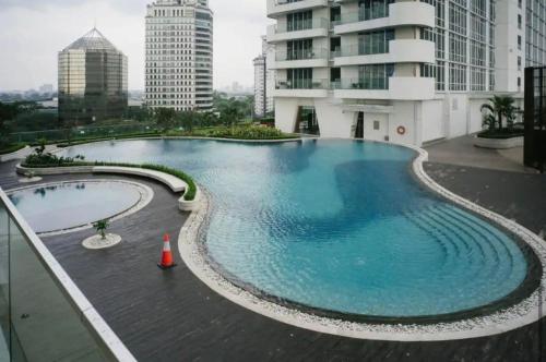 een groot zwembad bovenop een gebouw bij Collection O 93707 Rooms By U in Tangerang