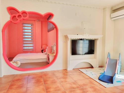 a childs bedroom with a red mirror and a bed at 獨棟別墅 私人花園 桐話親子民宿 Tonghua B&B in Guilin