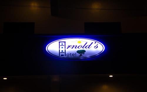 un letrero de neón para un hotel emocionado en ARNOLD'S HOTEL, en Pooc