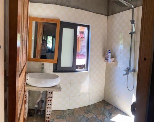 y baño con lavabo y espejo. en Chez Thuc Home’stay en Thanh Hóa