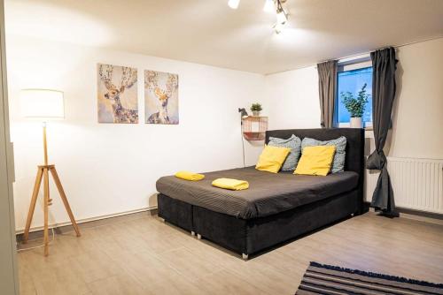 Postel nebo postele na pokoji v ubytování Hamburg Altona - Three Bedrooms for up to 10