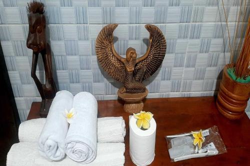 een standbeeld van een engel op de handdoeken bij Tranquil Oasis Villa Near Lovina Beach in Temukus