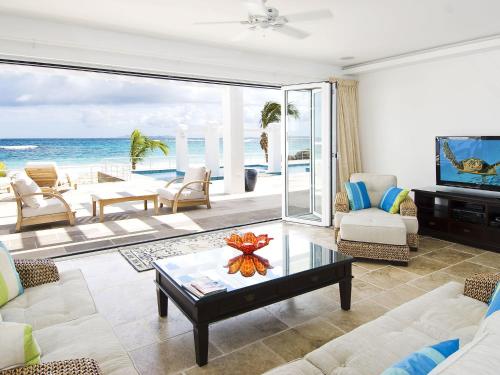 O zonă de relaxare la Coral Beach Club Villas & Marina