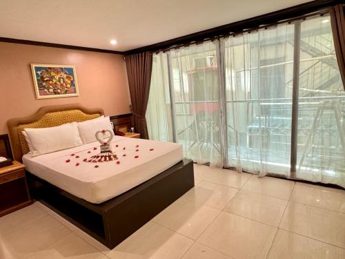 um quarto com uma cama e uma grande janela em Red Coco Inn de Boracay em Boracay