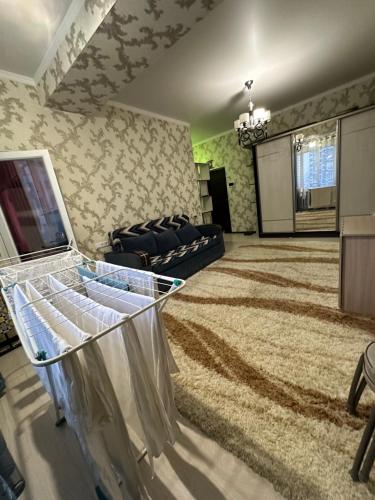 een woonkamer met een bed en een bank en een woonkamer bij Center Cozy Apartment in Bisjkek