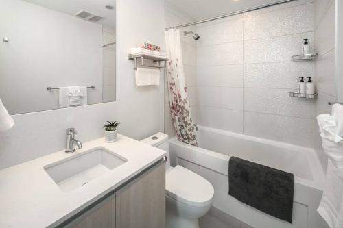 Ванная комната в Downtown condo near Stampede, LRT, free parking & gym