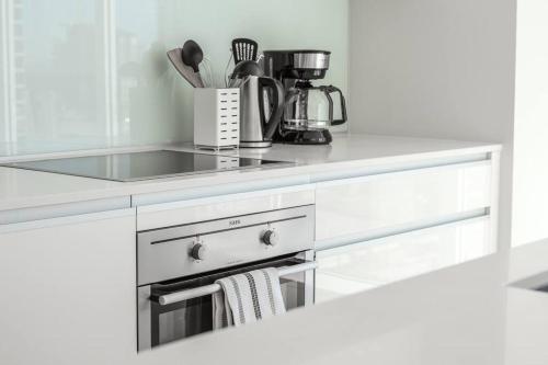 Кухня или мини-кухня в Downtown condo near Stampede, LRT, free parking & gym
