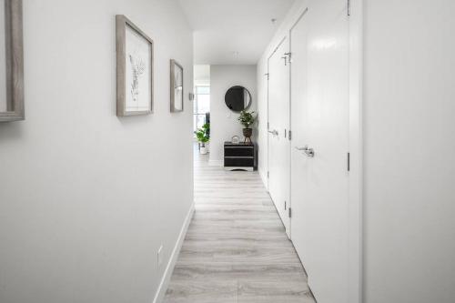 Фотография из галереи Downtown condo near Stampede, LRT, free parking & gym в Калгари