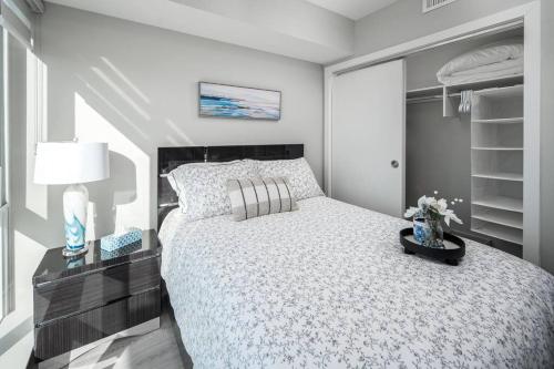 Кровать или кровати в номере Downtown condo near Stampede, LRT, free parking & gym