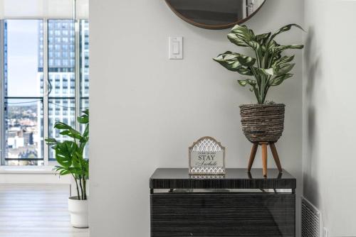 Фотография из галереи Downtown condo near Stampede, LRT, free parking & gym в Калгари