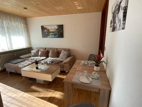 - un salon avec un canapé et une table dans l'établissement FeWo Bergzeit-Nagelfluh direkt am Naturpark, à Blaichach