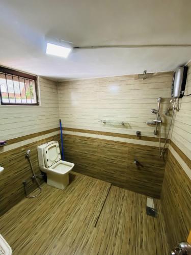 ein Bad mit einem WC und einem TV. in der Unterkunft Gintota Beach Villa in Galle