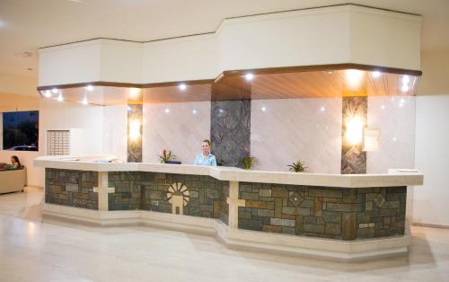 Η κουζίνα ή μικρή κουζίνα στο Marathon Hotel - All Inclusive