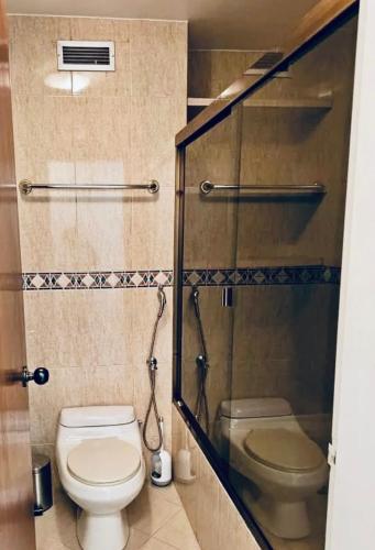 La petite salle de bains est pourvue d'une douche et de toilettes. dans l'établissement Garencia, à Montevideo
