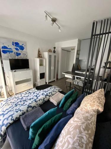 - un salon avec un lit et un bureau dans l'établissement studio hyper centre ville et gare, à Strasbourg