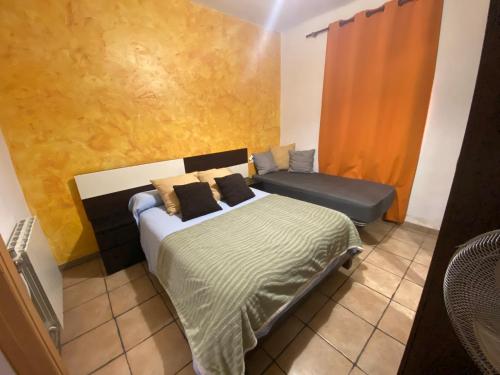 a small bedroom with a bed and a couch at Casa Duna in San Martín de la Vega