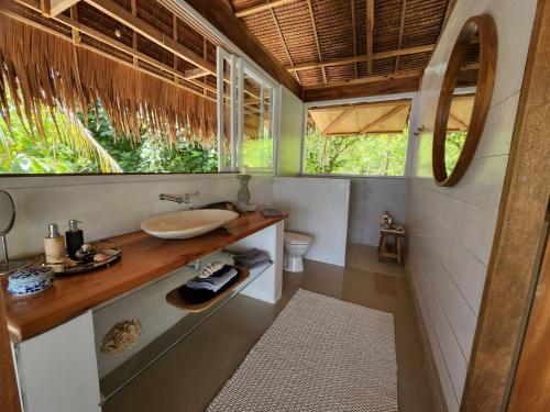 Tua PejatにあるLeleu Mentawai Accommodationのバスルーム(洗面台、鏡付)