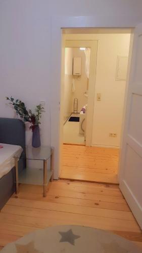 een kamer met een slaapkamer met een bed en een spiegel bij Home 2 Share in Braunschweig in der Nähe vom VW und Stadium. in Braunschweig