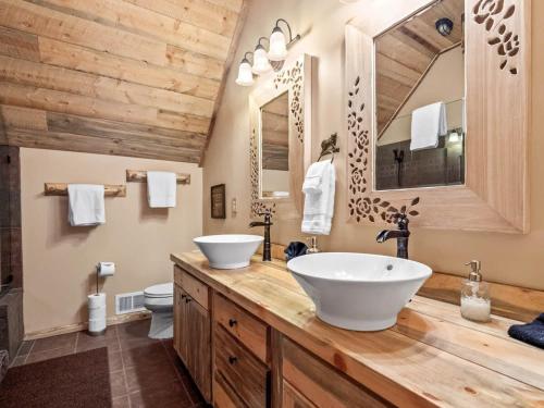 Koupelna v ubytování Doty's River Inn is a Peaceful 3bd in Twin Lakes