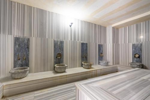 A bathroom at Valens Hotel Downtown