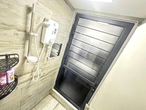 puerta de ducha con ventana en el baño en Simple Mont Kiara, 1B1B, 4.5 Pax, Mitec Matrade en Kuala Lumpur