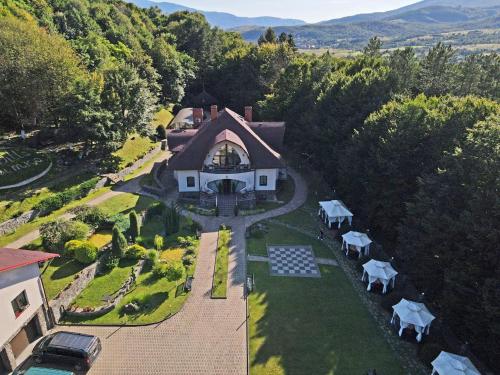 - une vue aérienne sur une maison avec une cour dans l'établissement Villa Kvitka, à Svalyava